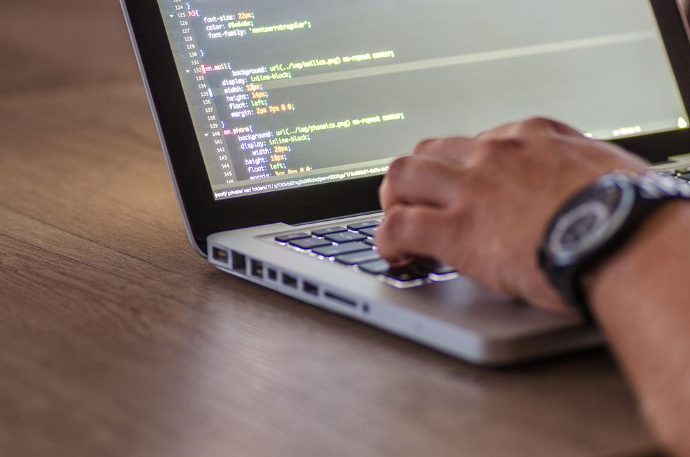 Meja kerja redaksi dengan laptop dan catatan