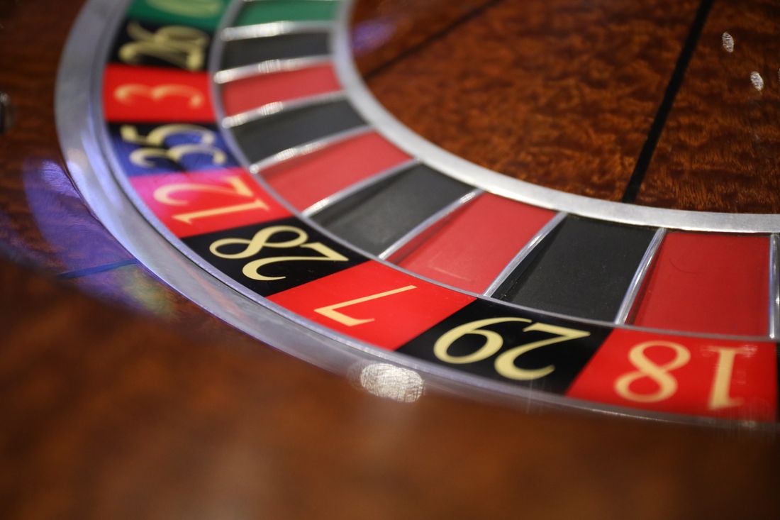 Roda roulette kasino dengan bola kecil di atasnya