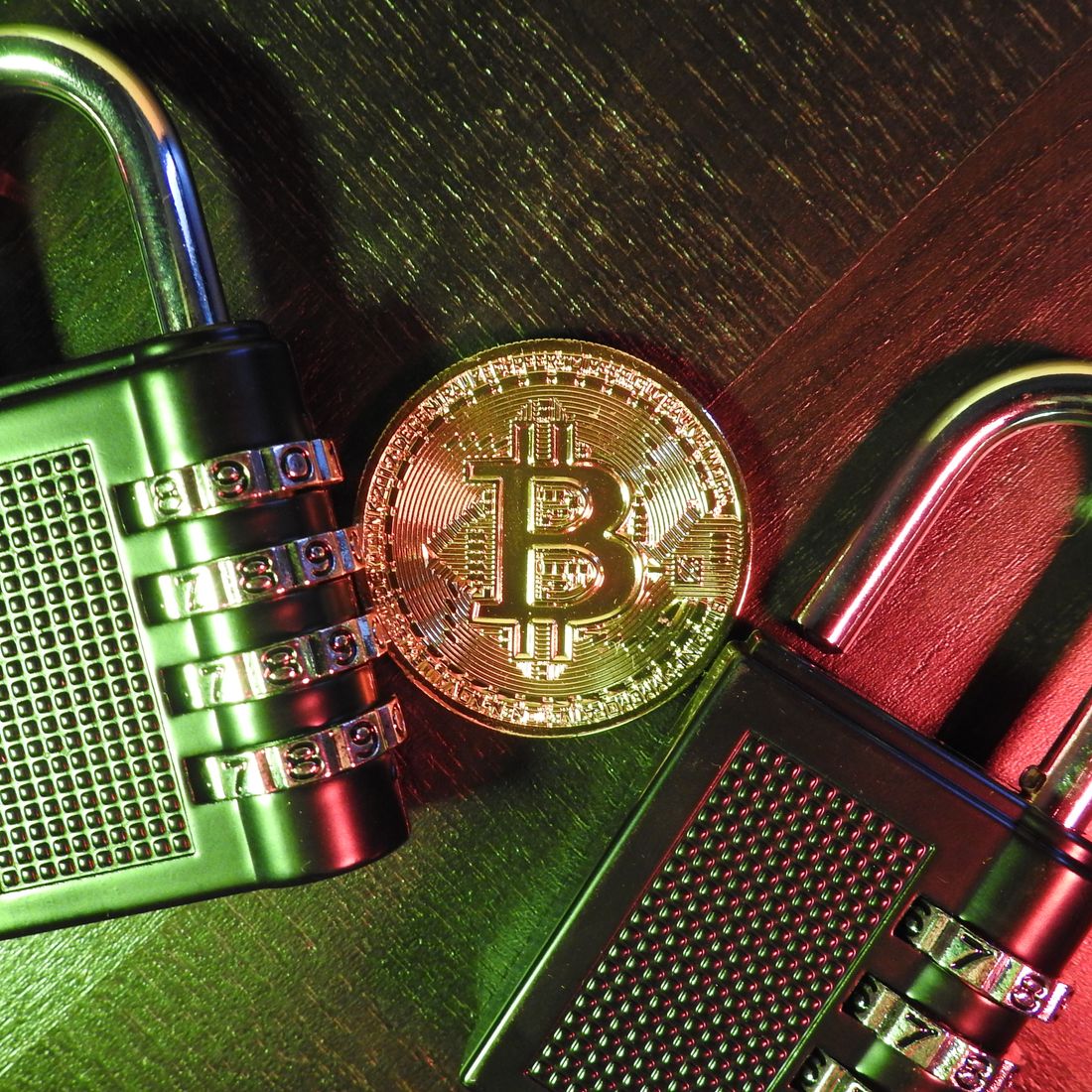 Gembok digital melambangkan keamanan akun