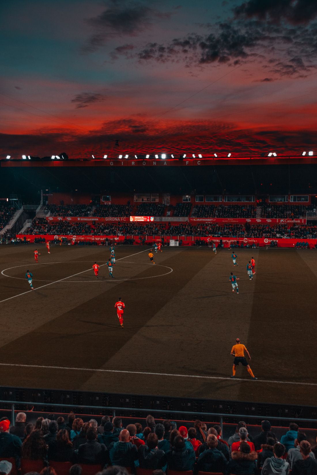 Stadion sepak bola dengan lampu sorot menyala