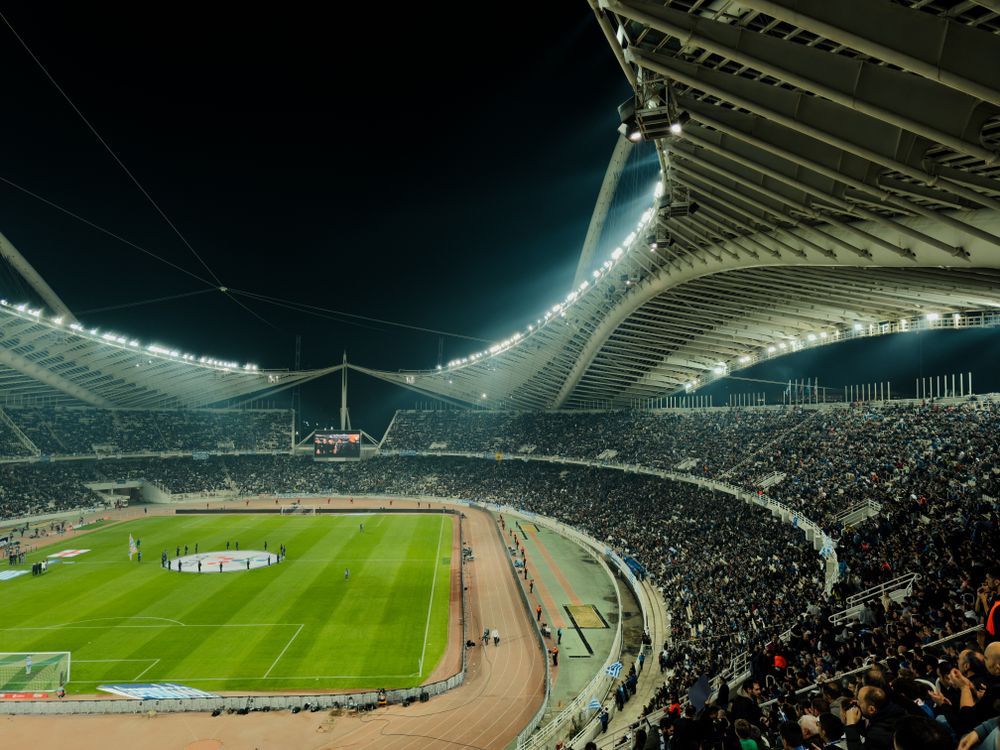 Stadion sepak bola menyala di malam hari